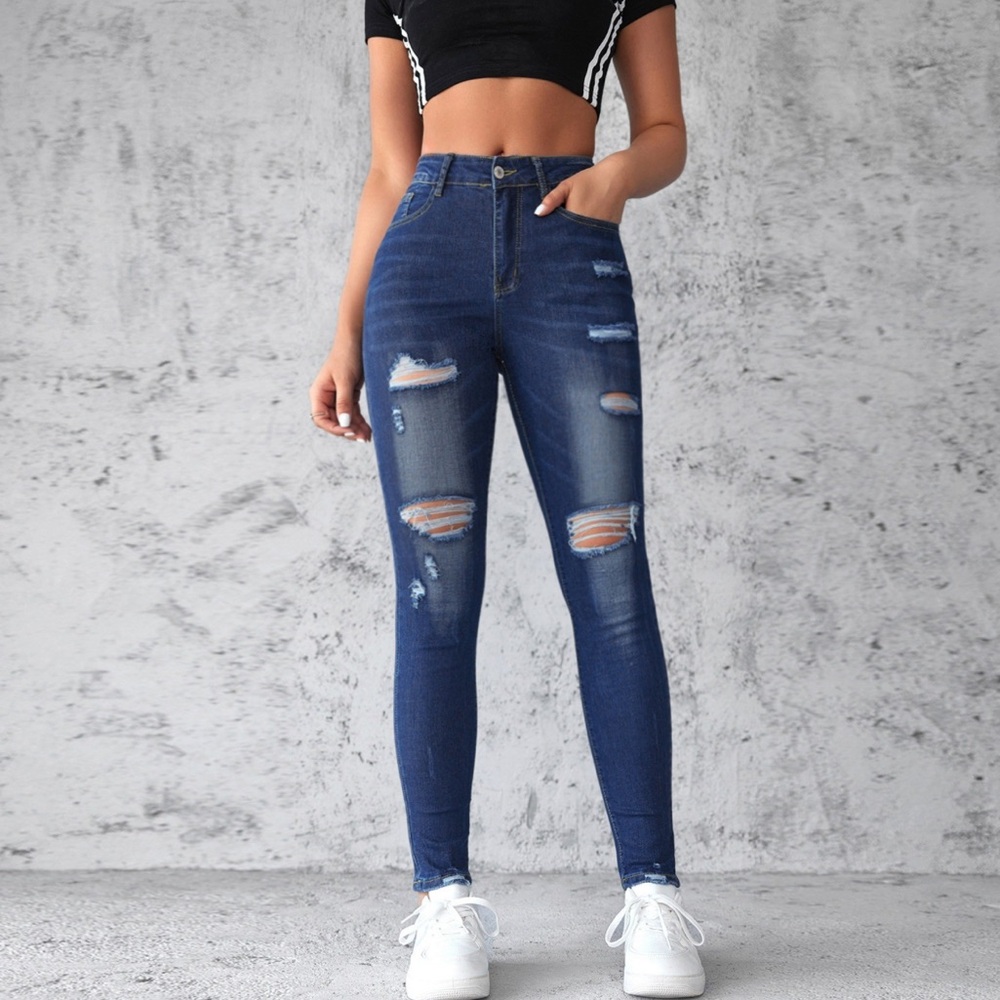 Versona Modern Distressed Jeans in Medium Wash, Size 10